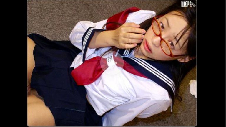 無修正制服M字開脚 “椎名りく”